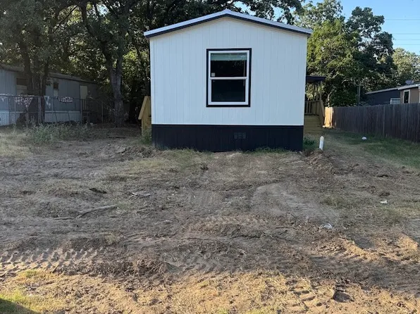 1529 Gale Dr, Azle, TX 76020