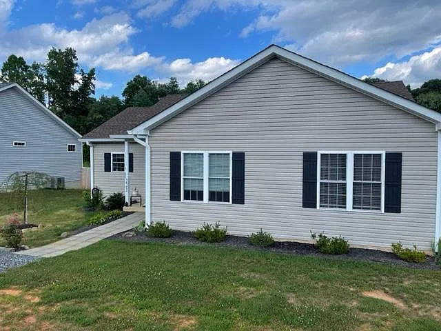 3 bed, 1420 sqft, $2,200 — Photo 3