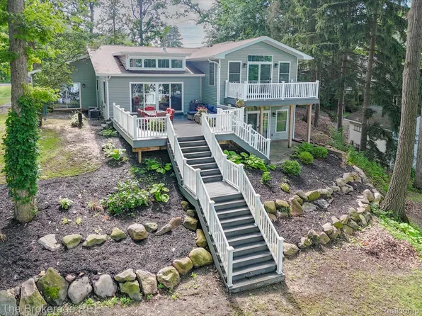 9471 Ridge Rd, Goodrich, MI 48438