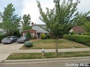 29 Windmill Ln, Levittown, NY 11756