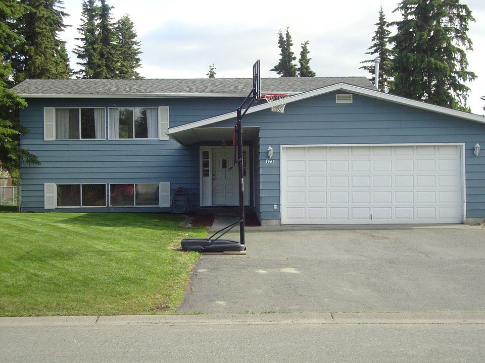 Front, gravel drive to side
