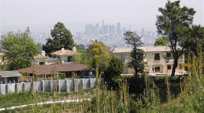2nd image of 2084 Linda Flora Dr