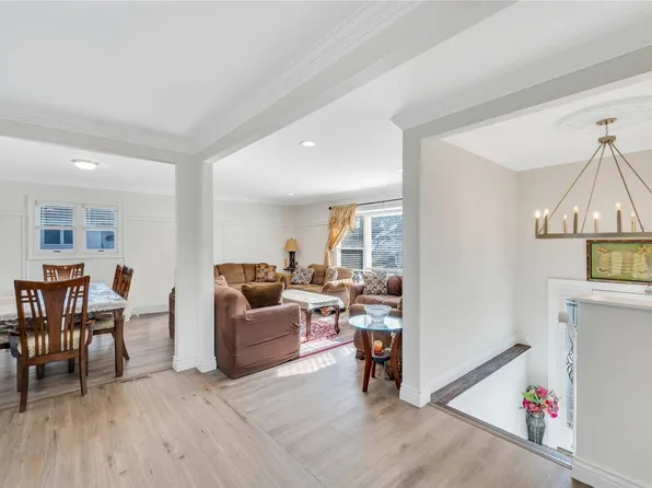 33 9th Avenue, Farmingdale, NY 11735