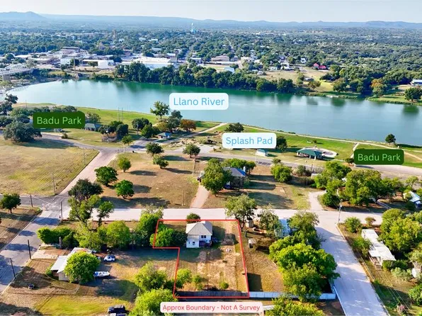 305 E Tarrant St, Llano, TX 78643