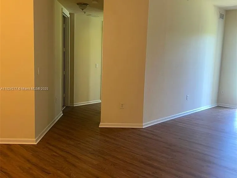 3500 Oaks Clubhouse Dr #207 — Photo 6
