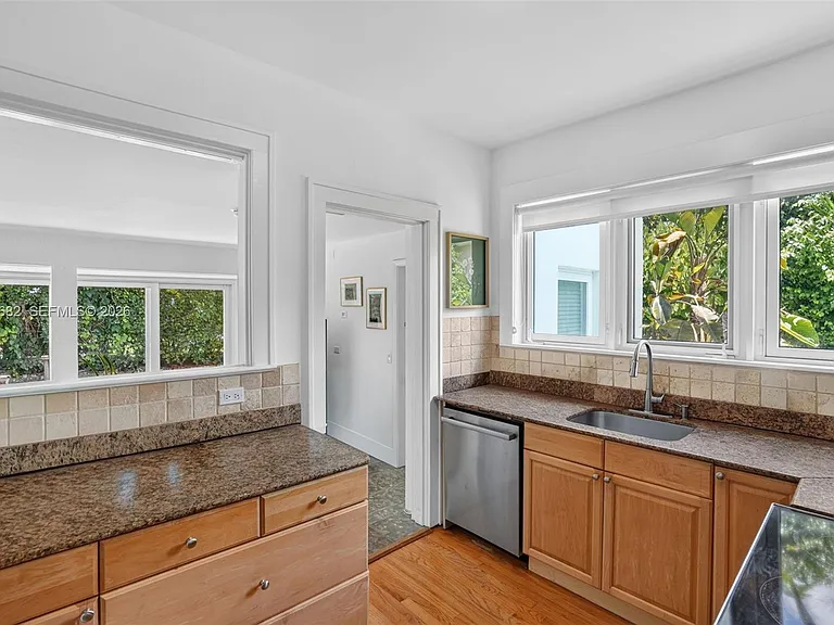1212 Medina Ave — Photo 18
