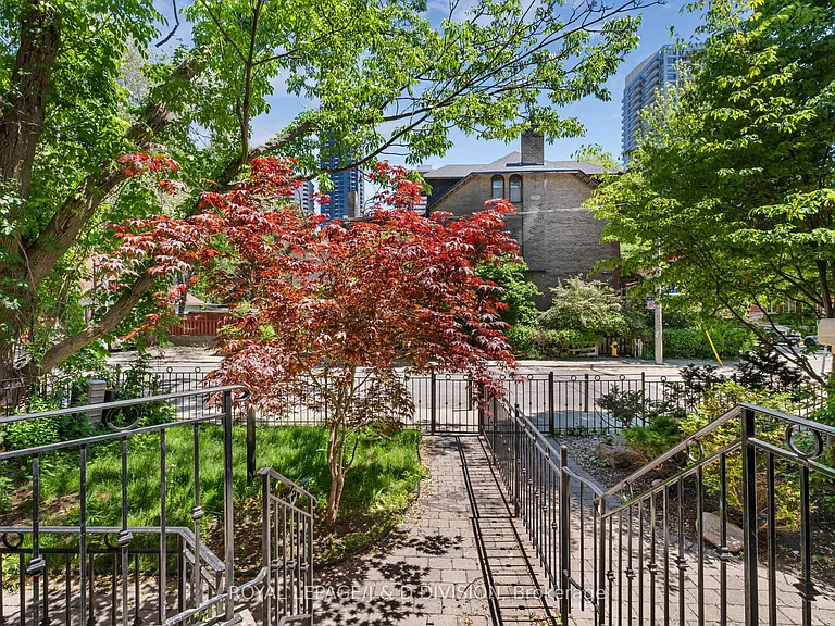 8 Huntley St — Photo 2