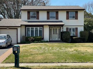 111 Thunder Rd, Holbrook, NY 11741