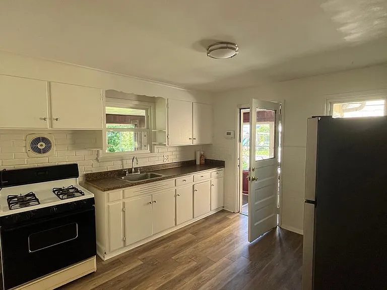 33 Van Olinda St — Photo 5