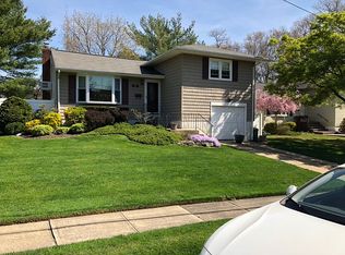 81 N Cedar St, Massapequa, NY 11758
