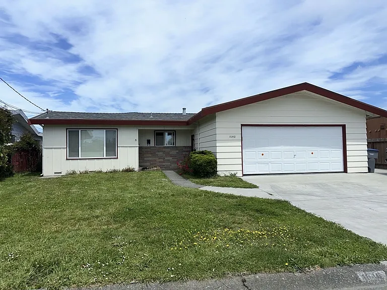 1640 Stromberg Ave — Photo 1