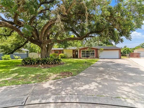 206 Jonquil St, Lake Jackson, TX 77566