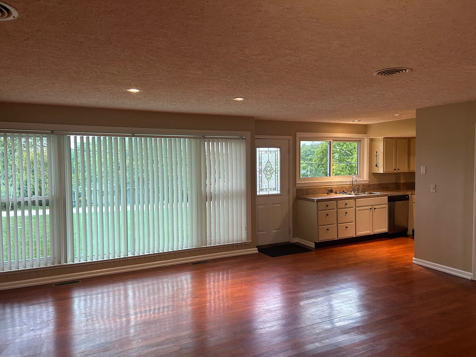 4 bed, 1700 sqft, $2,500 — Photo 3