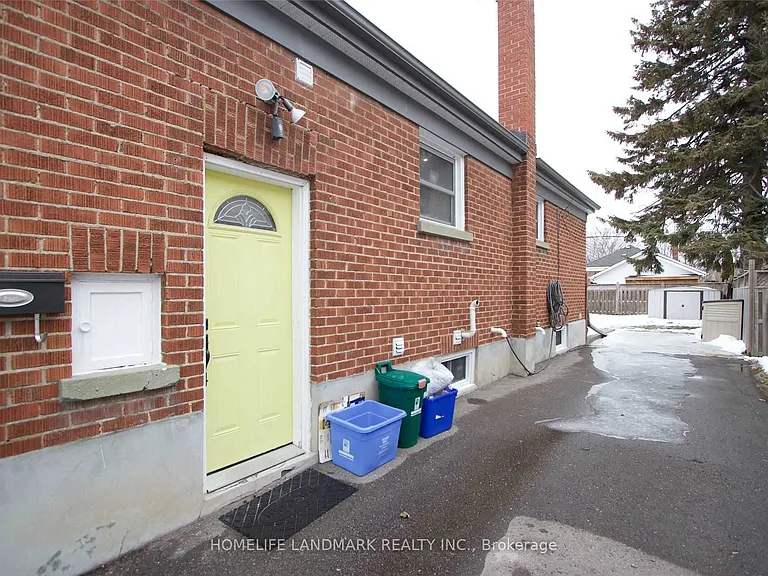 225 Highland Ave E #LOWER — Photo 11