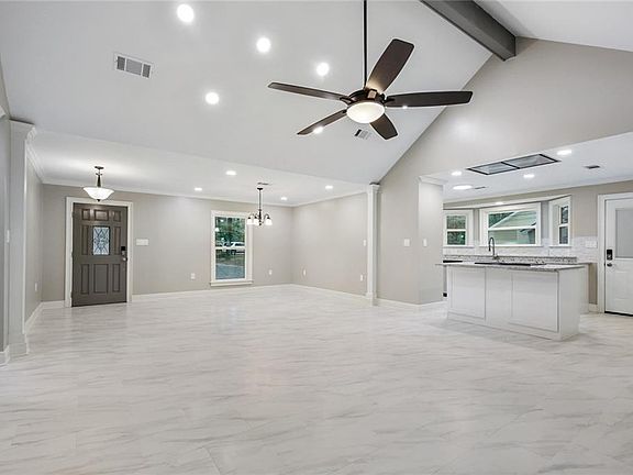 3rd image of 31 Hyacinth Dr