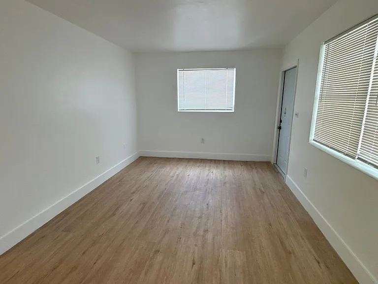 936 SW 4th St — Photo 5