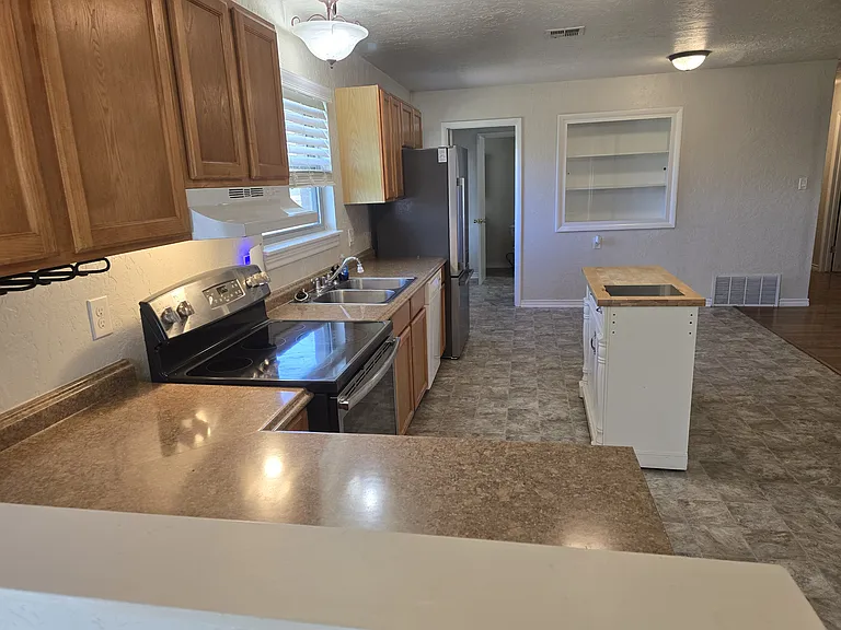 555 SW Belmont Ave — Photo 22