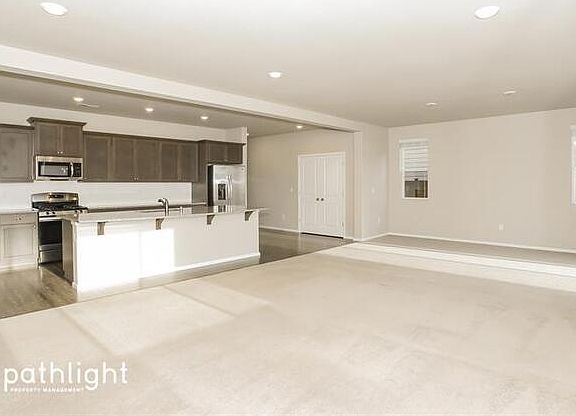 3rd image of 3123 Hanna Dr NE