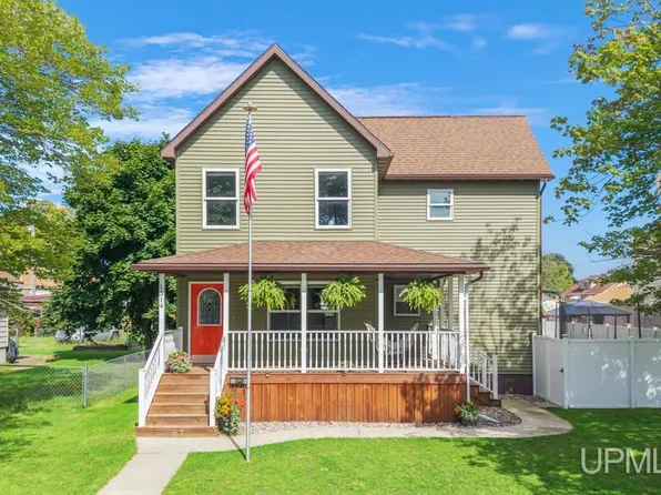 1314 Montana Ave, Gladstone, MI 49837