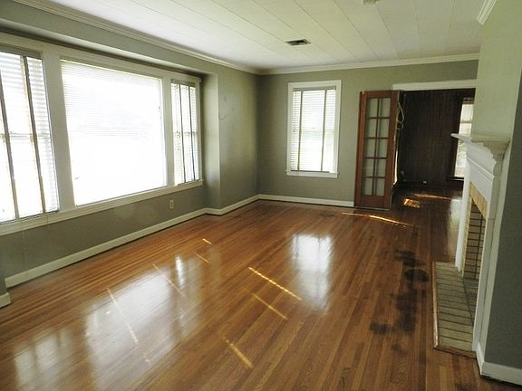 2nd image of 903 E Saint Mary Blvd