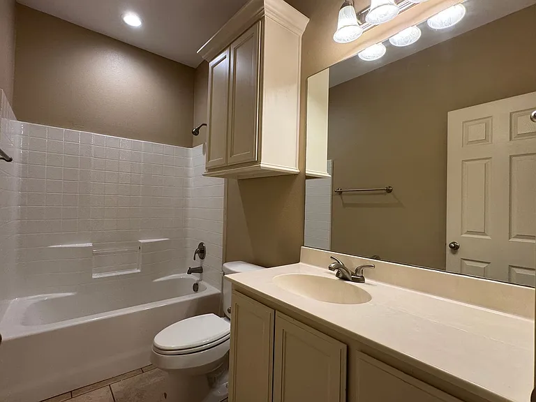 9100 Shadow Oak Dr — Photo 7