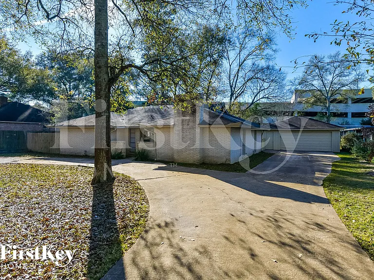 214 Oakwood Dr — Photo 2