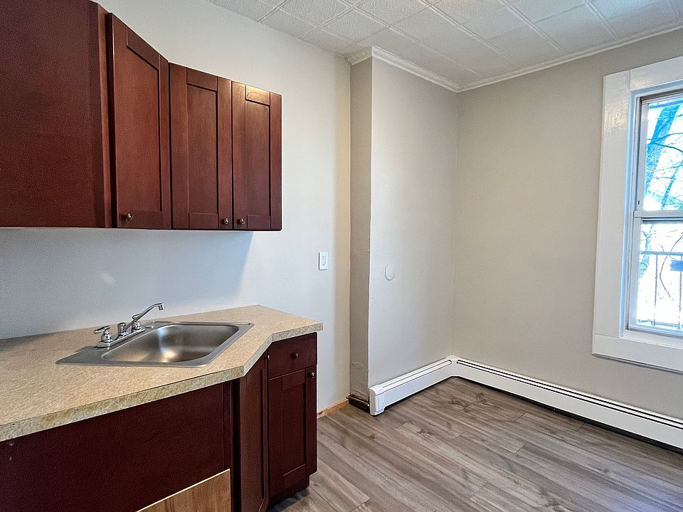 1st image of 8 Sheffield St APT 2R