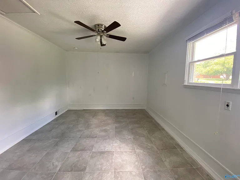 512 Clift Dr — Photo 11
