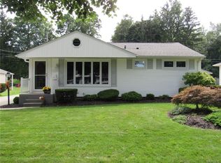 54 Bridlewood Dr, Lockport, NY