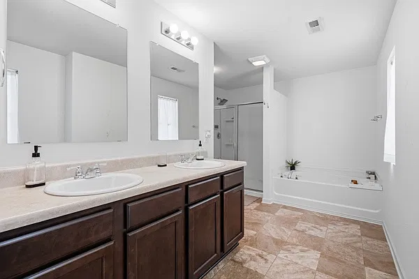 4599 Woodford Cir — Photo 14
