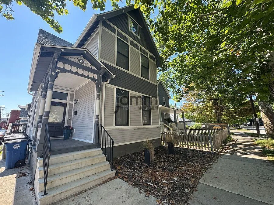 Modern and Cozy 1 Bedroom 1 Bathroom Unit — Photo 2