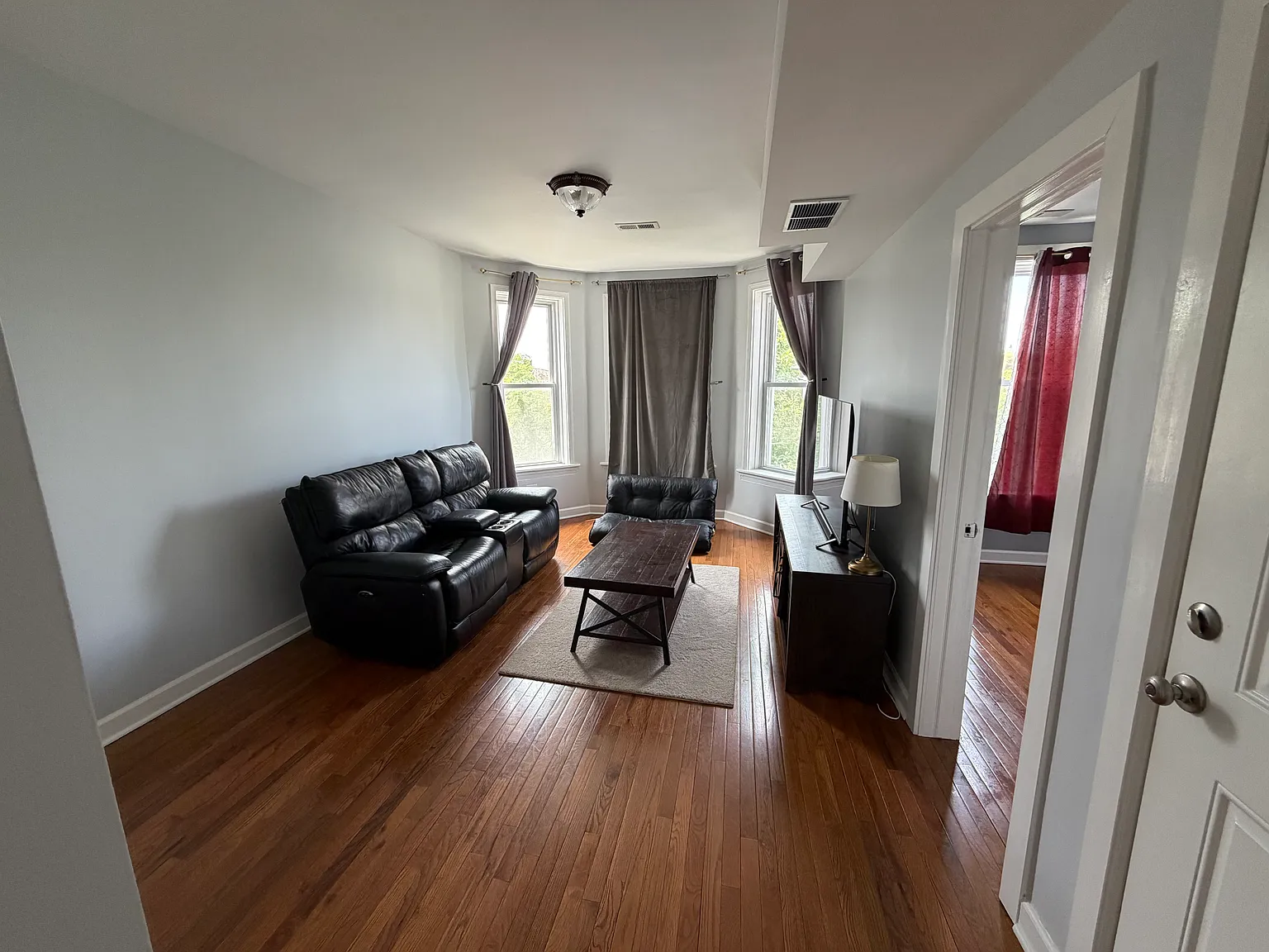 3 bed, 1100 sqft, $1,600 — Photo 3