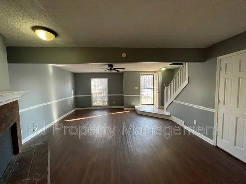 2 bed, 2.5 bath, 1371 sqft, $995 — Photo 3