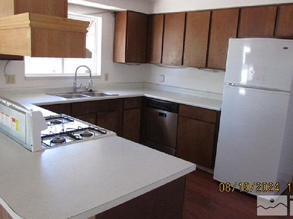 3rd image of 816 Hickory Dr