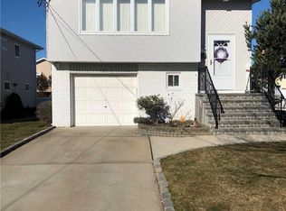 121 Neptune Pl, Massapequa, NY 11758