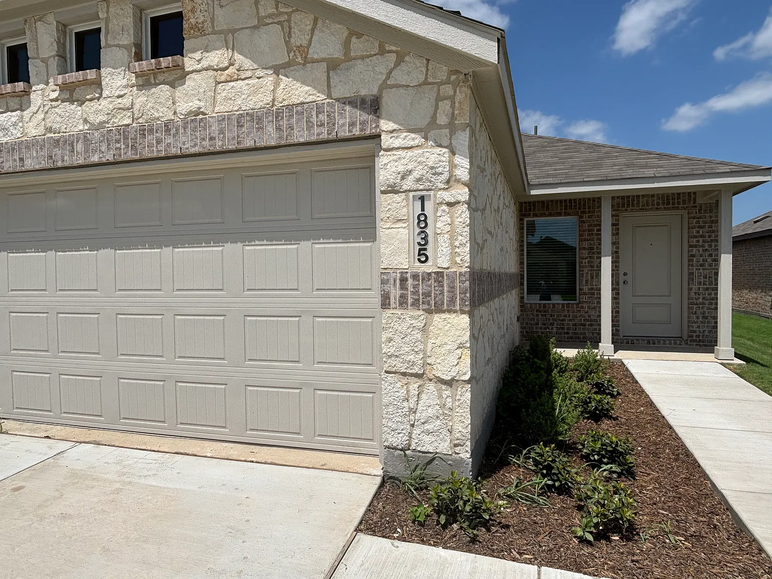 3 bed, 1311 sqft, $2,200 — Photo 2