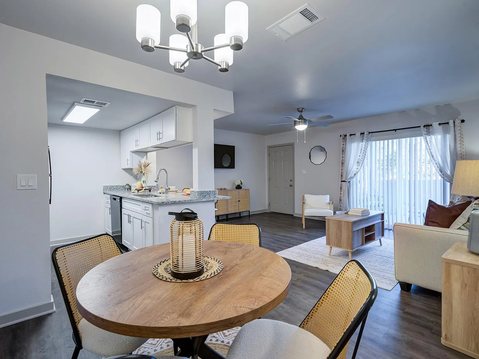 L'Estancia Apartment Homes — Photo 4