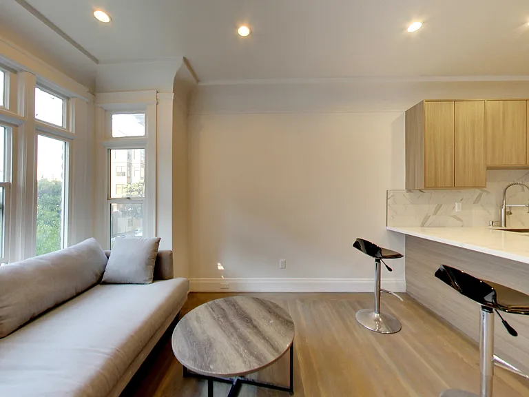 1050 Pine St #4 — Photo 8