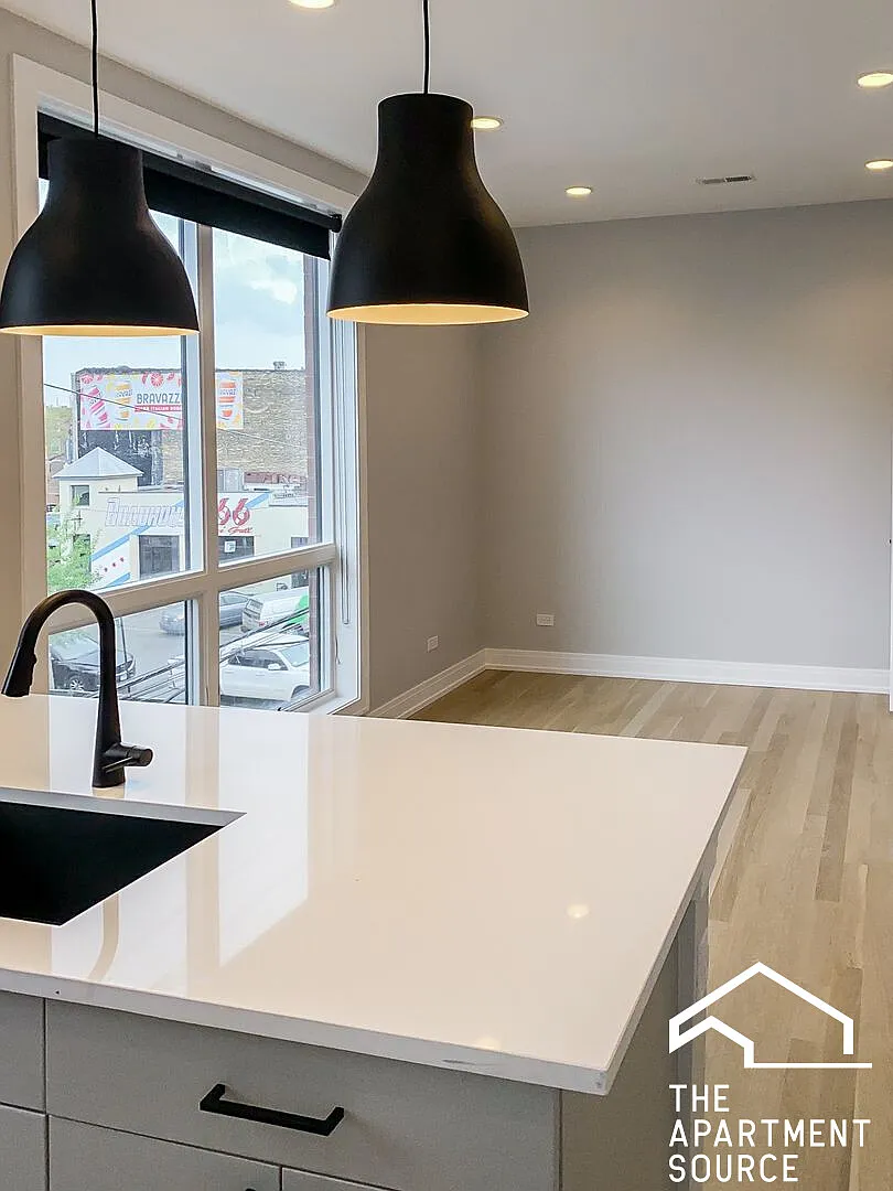 Building Photo - 1052 W Cornelia Ave #302