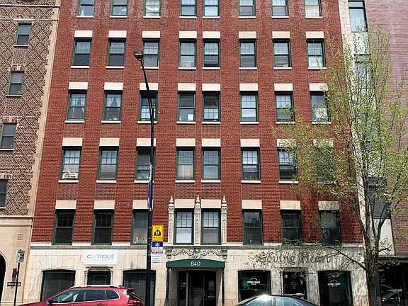 2nd image of 840 W Montrose Ave #202