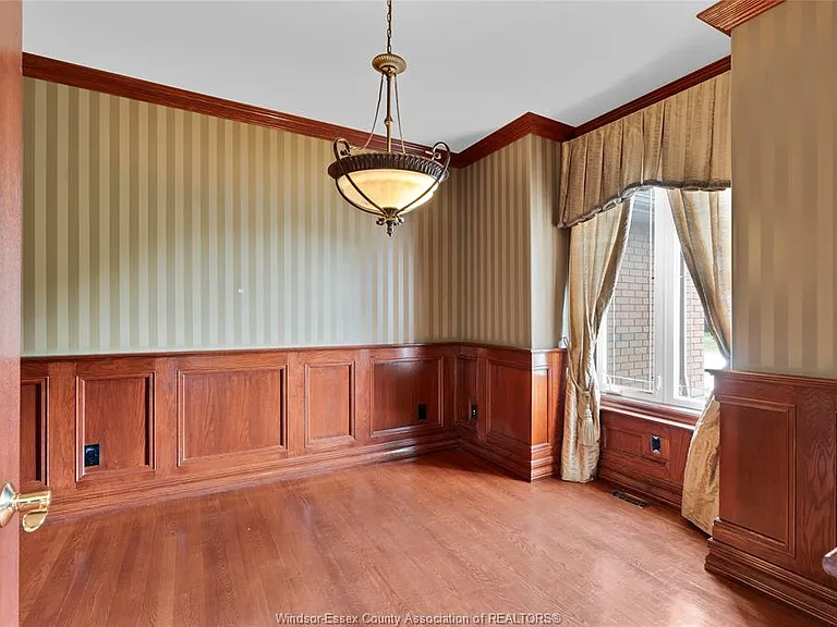 1585 Stoneybrook Cres — Photo 17