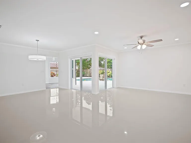 561 SW 168th Ter — Photo 11