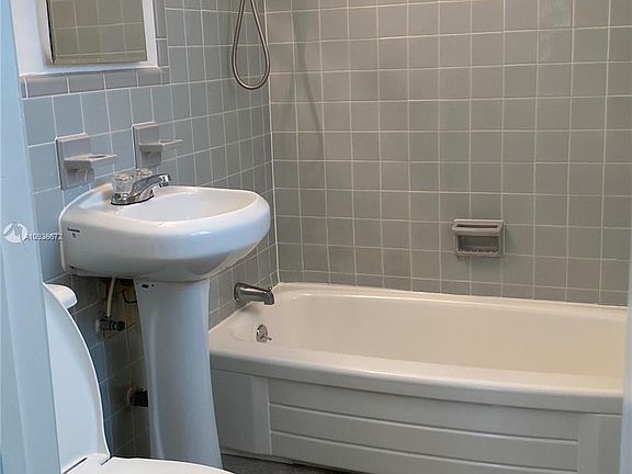 5th image of 212 Phoenetia Ave #2