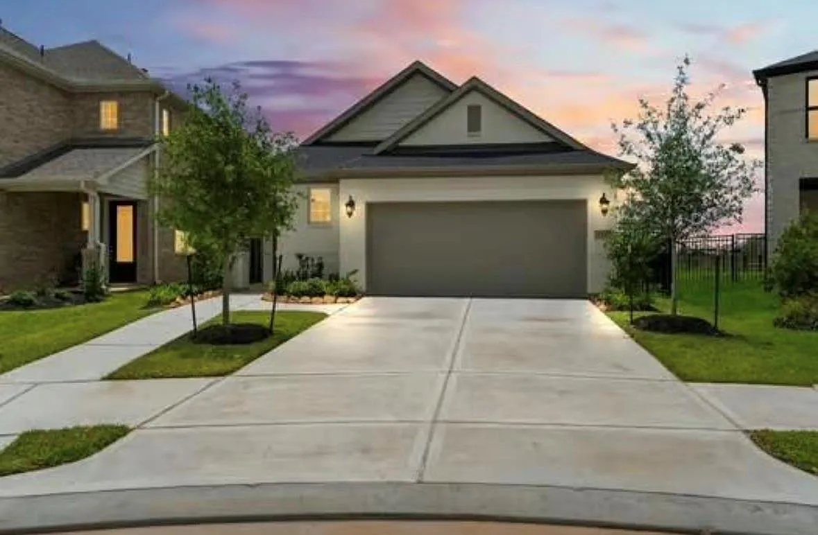 3 bed, 2.0 bath, 1470 sqft, $2,400 — Photo 2