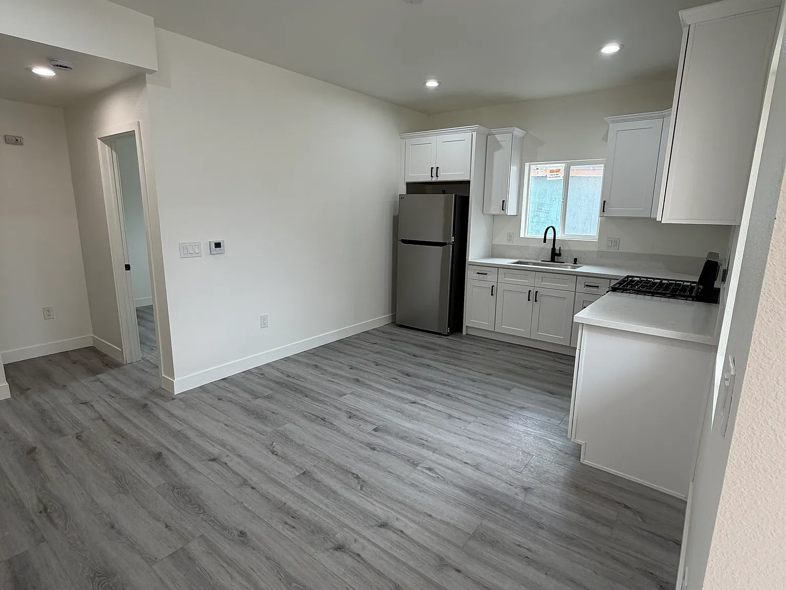 3 bed, 1011 sqft, $3,385 — Photo 2