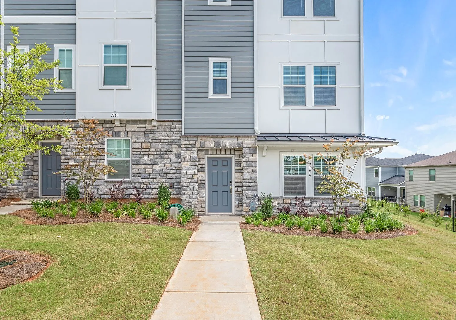 3 Story Townhome in City Park! — Photo 2