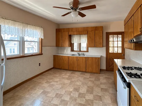 1040 Broadway APT 1, Somerville, MA 02144