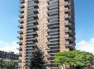70 Park St E #906, Mississauga, ON L5G 1M5