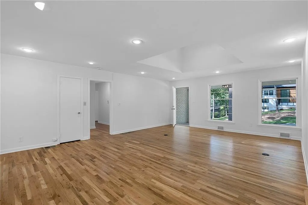 4 bed, 3.0 bath, 2995 sqft, $3,350 — Photo 2
