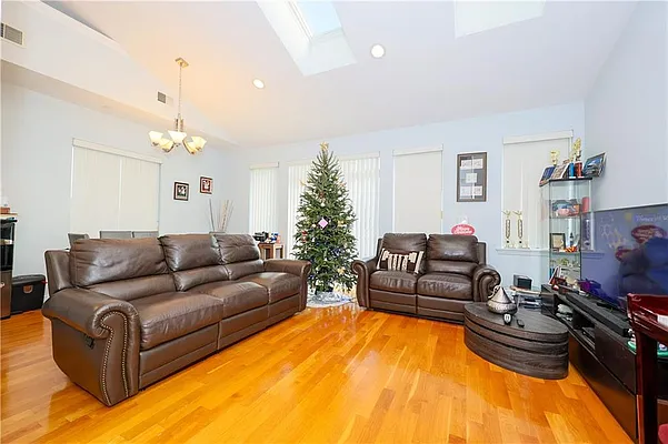 Sold by Remax Edge | media 4
